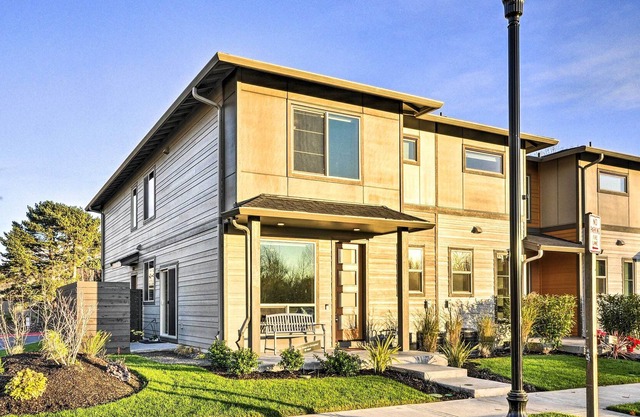Modern Troutdale Townhome: 15 Miles to Portland!