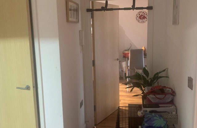 Modern Two Bed flat near to Heathrow and direct train link to Waterloo Station.