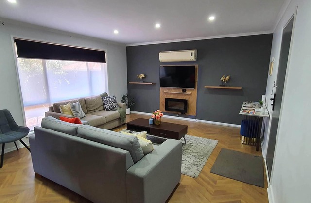 Modern Two Bedroom unit with outdoor spa and BBQ!