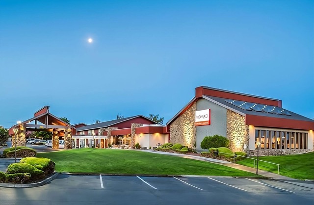 Modern Unit at Red Lion Hotel Kennewick Columbia Center, w/Pool, FREE Parking!
