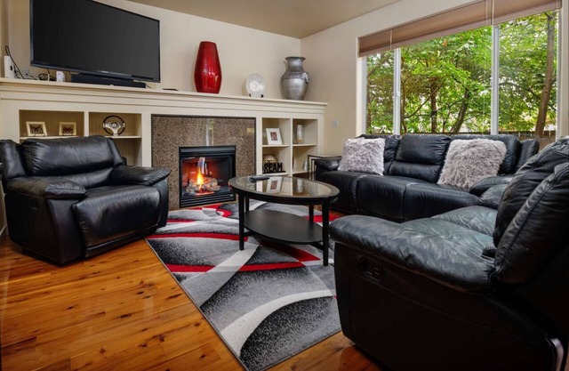 Modern Updated Home, Game Room, Open Layout, Family Friendly, Near Intel & Nike 5 Min Walk to MAX