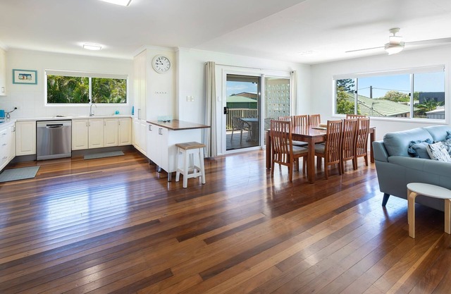 Modern Urangan Beach House Close To Beach