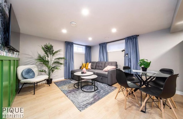 Modern Urban Escape -King Bed -Pet Friendly - Free Parking & Netflix - Fast Wi-Fi