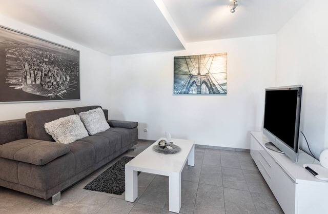 Modern Vacation Apartment "Schmuckstückchen" with Mountain View & Wi-Fi
