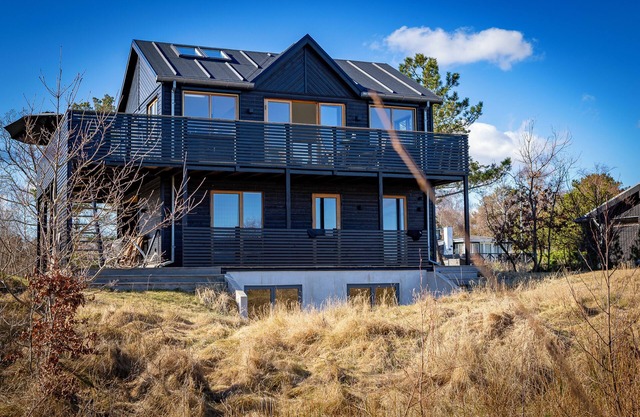 Modern vacation home: sea view, 4 bedrooms, 2 bathrooms, beach 100 m, terrace