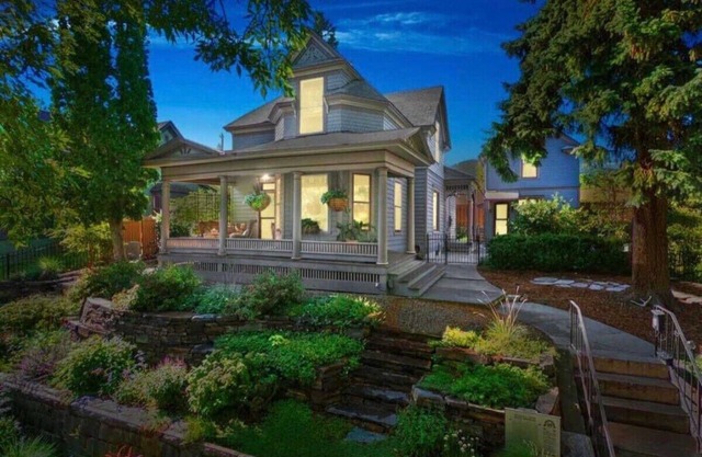 Modern Victorian - walk to downtown and trails!