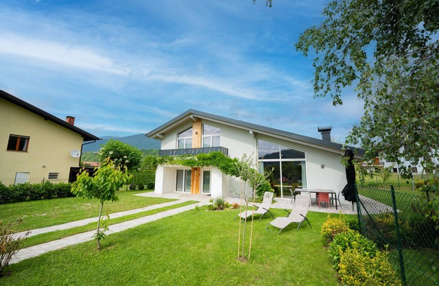 Modern villa with hot tub for exclusive use, dogs welcome.