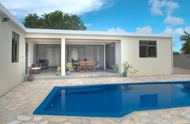 Modern villa 4 bedrooms with en-suite bathrooms pool BBQ beach amenities nearby