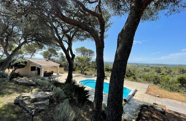 Modern villa - 5 bedrooms, in Uchaux village - private pool & amazing views