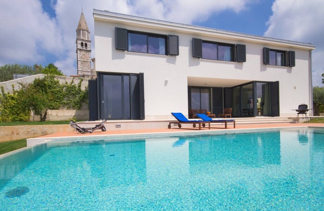 Modern Villa Anna with outdoor pool in Visnjan