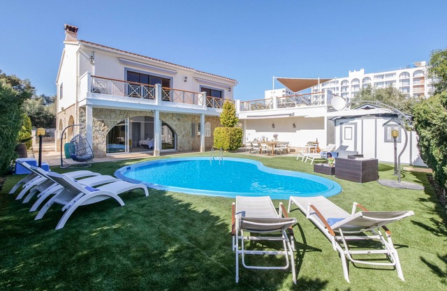 Modern villa for 12 people with sea views and pool in Calas de Mallorca