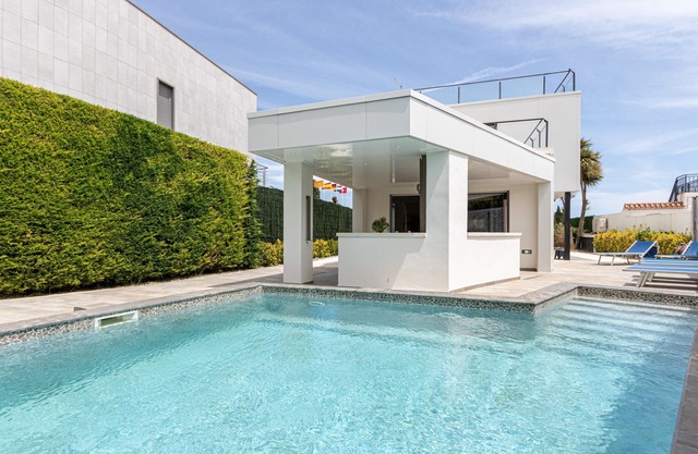 Modern Villa with Pool, AC, WiFi, BBQ, and Parking in Sant Pere Pescador