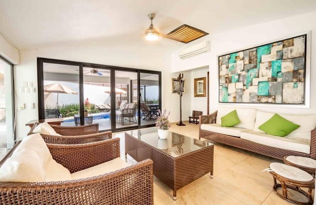 Modern Villa Family Fun Jacuzzi, Pool & Garden