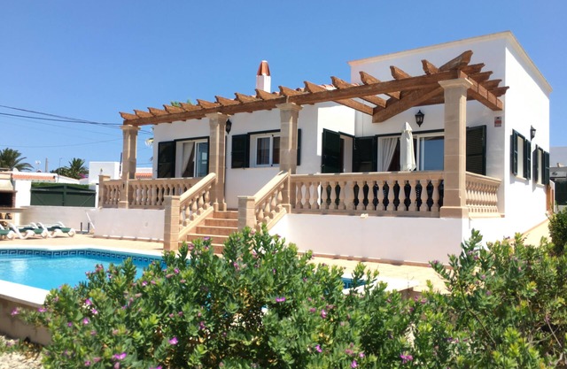 Modern villa, great location, private pool, free WiFi, air con.