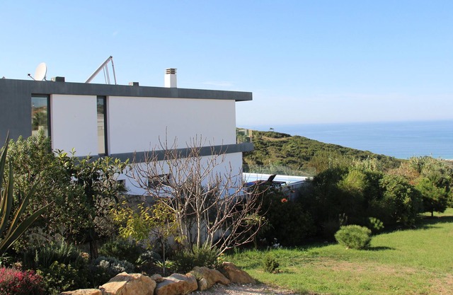 Modern villa for up to 8 people with beautiful sea view in Portuguese Silver Coast