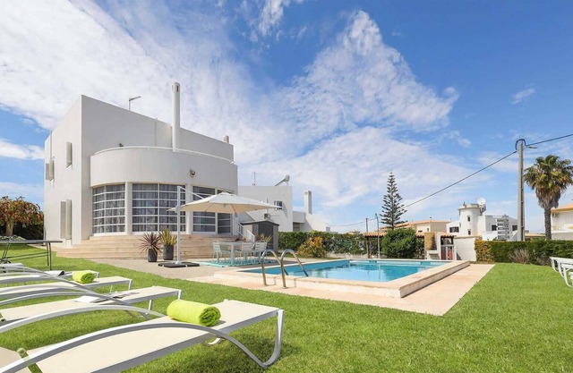 Modern villa, short drive to restaurants and shops