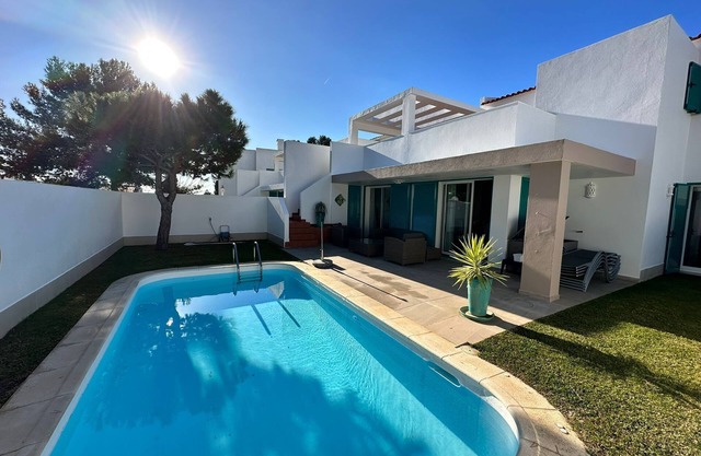 Modern villa, swimming pool and walking 5 minutes to the beach, no traffic.