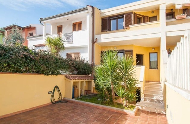 Modern Villa v. V. Garden apartment (sleeps 4) 2 Bedrooms. 2 bath.