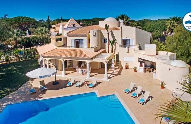 Modern villa w/heatable pool & BBQ