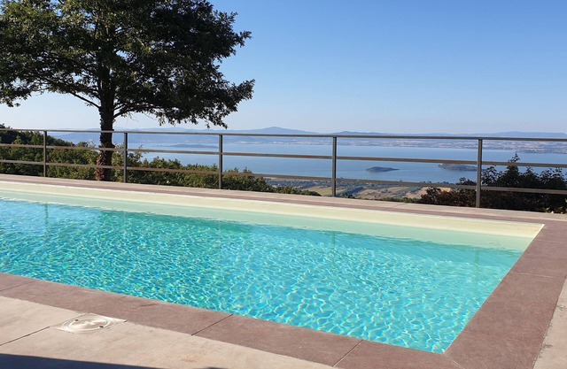 Modern villa with breathtaking views of Lake Trasimeno, 75" TV, wallbox