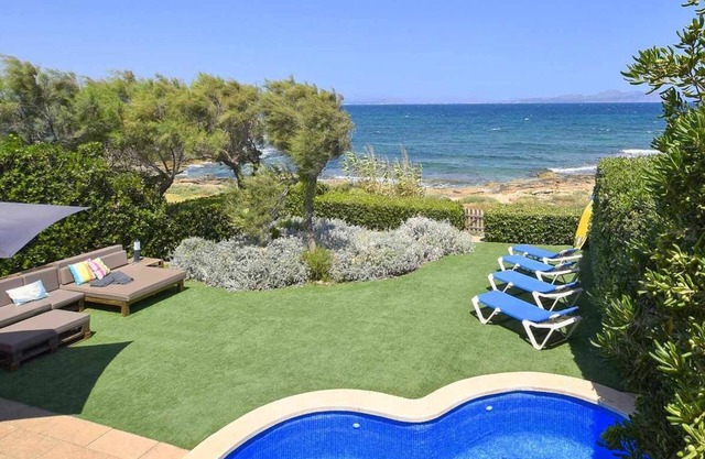 Modern villa with oceanfront & pool for 6 people