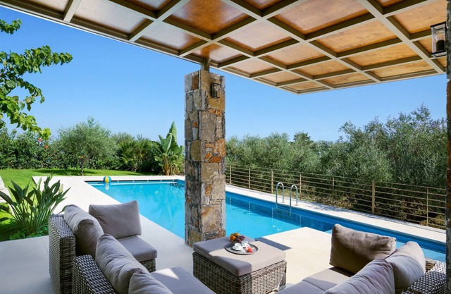 Modern Villa with Private Pool & BBQ, 5km from the beach