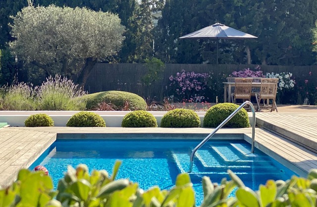 Modern villa with private pool & garden, excellent location beach/historic.