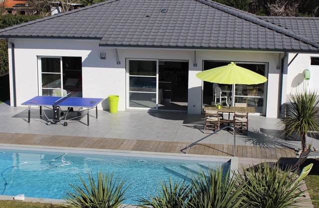 Modern villa with swimming pool 15 minutes from Bordeaux in a quiet area