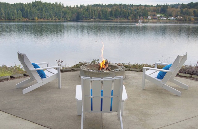 Modern Waterfront Home. Indoor/Outdoor Living with Easy Beach Access. Views!