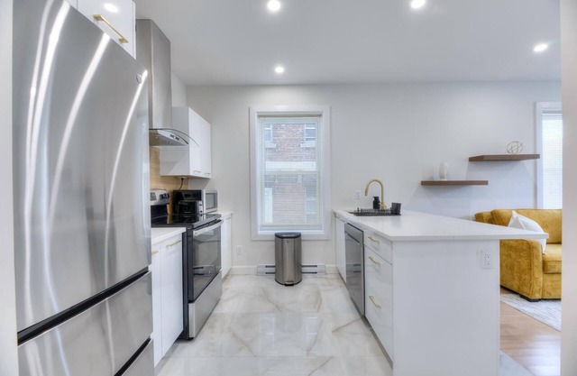 Modern Westmount Condo AC Laundry inside, Smart TV