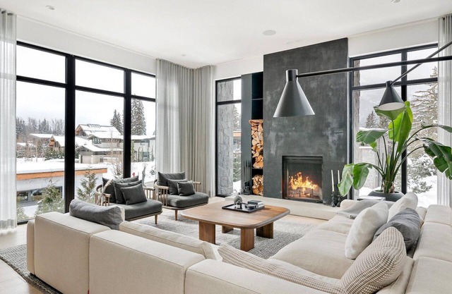 Modern Whistler Retreat with Hot Tub, Close to Golf Course and Whistler Village