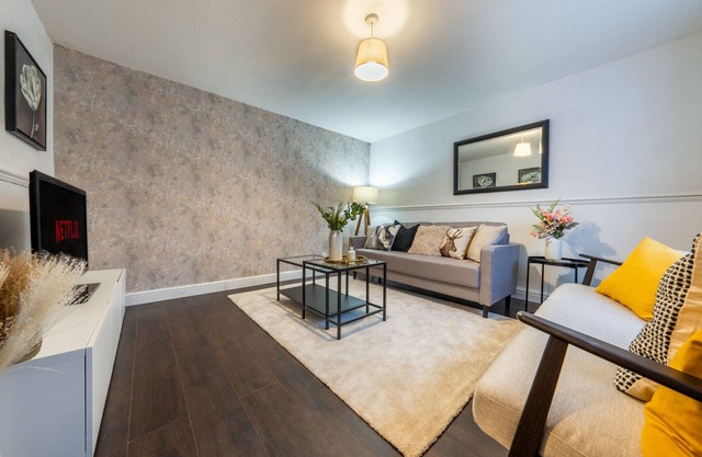 Modern Wolverhampton 3 bed Home - 30 min from Birmingham central