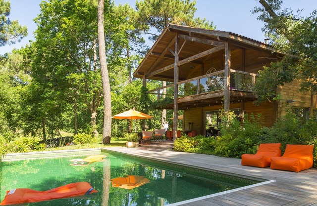 Modern wooden villa on large lot with heated pool located in the Golf of Biscarrosse.