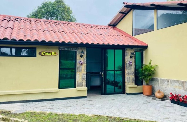 Moderna cabaña en medio de la naturaleza
