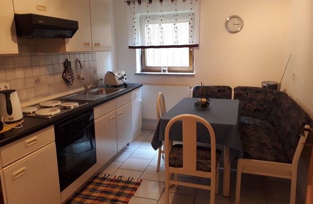 Moderne 40qm Ferienwohnung mit Terrasse und Gartenlaube, kostenfreies WLAN