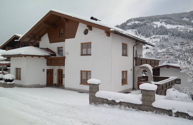 Moderne Ferienwohnung mit Terrasse und Trockenraum Schibusanbindung in Haus-nähe