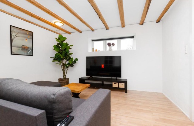 Moderne & Fuldt udstyret lejlighed m.plads til 4