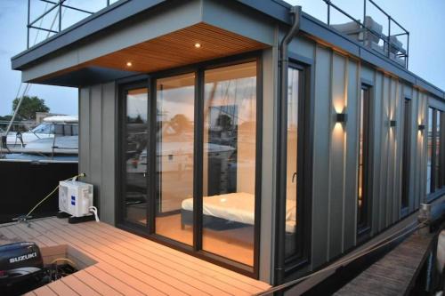 Moderne houseboat op het water!
