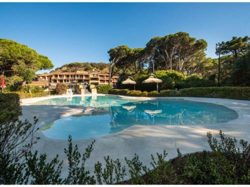 Modernes Studio mit gemeinschaftlichen Pool