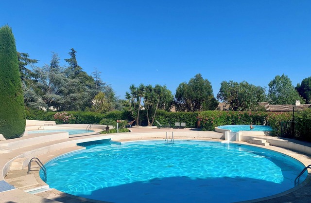 Moderne und Helle Ferienwohnung mit Pool und Tennisplatz -10 min vom Meer