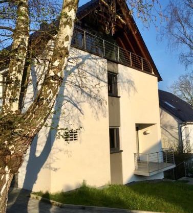 Modernes Ferienhaus mit 2 Balkonen, Terrasse und Garten !
