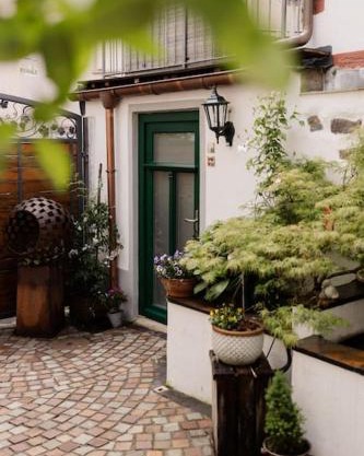 Modernes Tiny House mit Sonnenterrasse