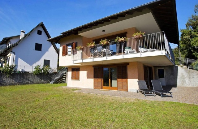Modernly furnished 3-room apartment with two bathrooms and a large garden