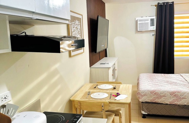 Modest Condo Getaway, Sea & City Access