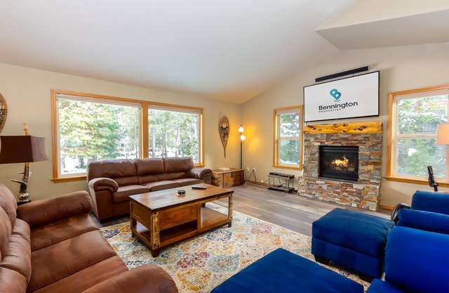 MODO06 - Huge Home, 3 King Ensuites, A/C, Gas Fireplace, Ping Pong, Bikes