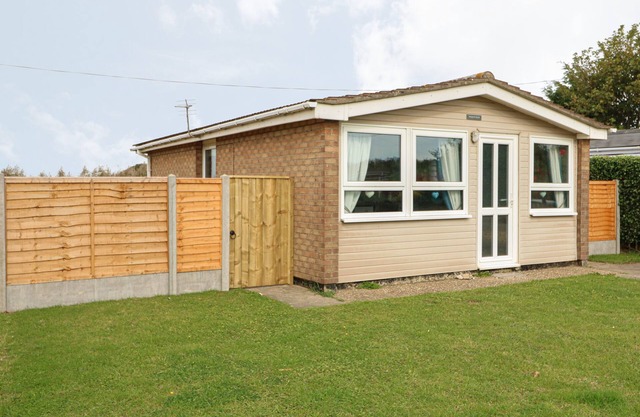 MOGGS RETREAT, pet friendly, with a garden in Chapel St Leonards