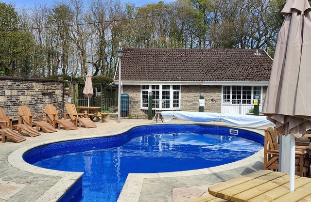 Moles Chamber nr. Looe & Polperro. Quiet Site. Outdoor Heated Pool. Free WiFi