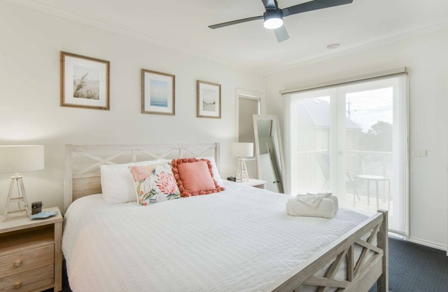 Moments from the Beach - Family friendly Townhouse 50m to beach - 4pm check out on Sundays*