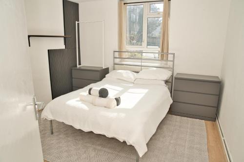 Moments Made Here, Peaceful 4-Bedroom Swiss Cottage, Sleeps 10, Free WiFi
