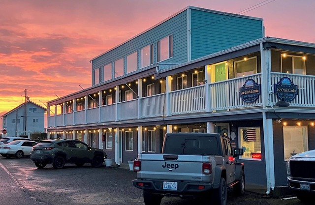 Moments to beach. Two queen beds, full kitchen with essentials. Dog friendly.
